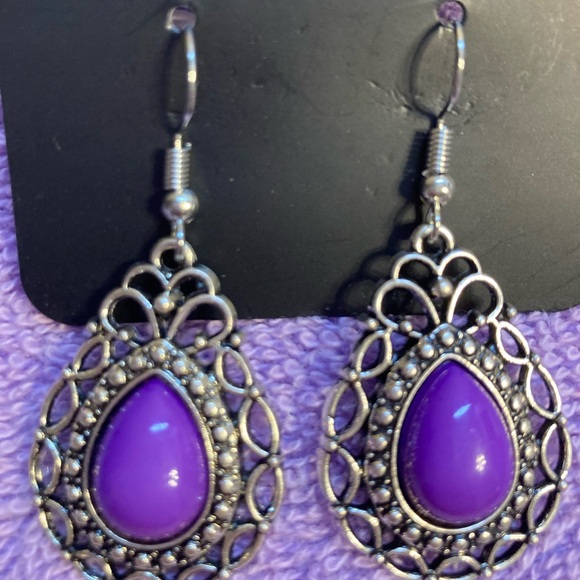 Earring - Picture 1 of 1